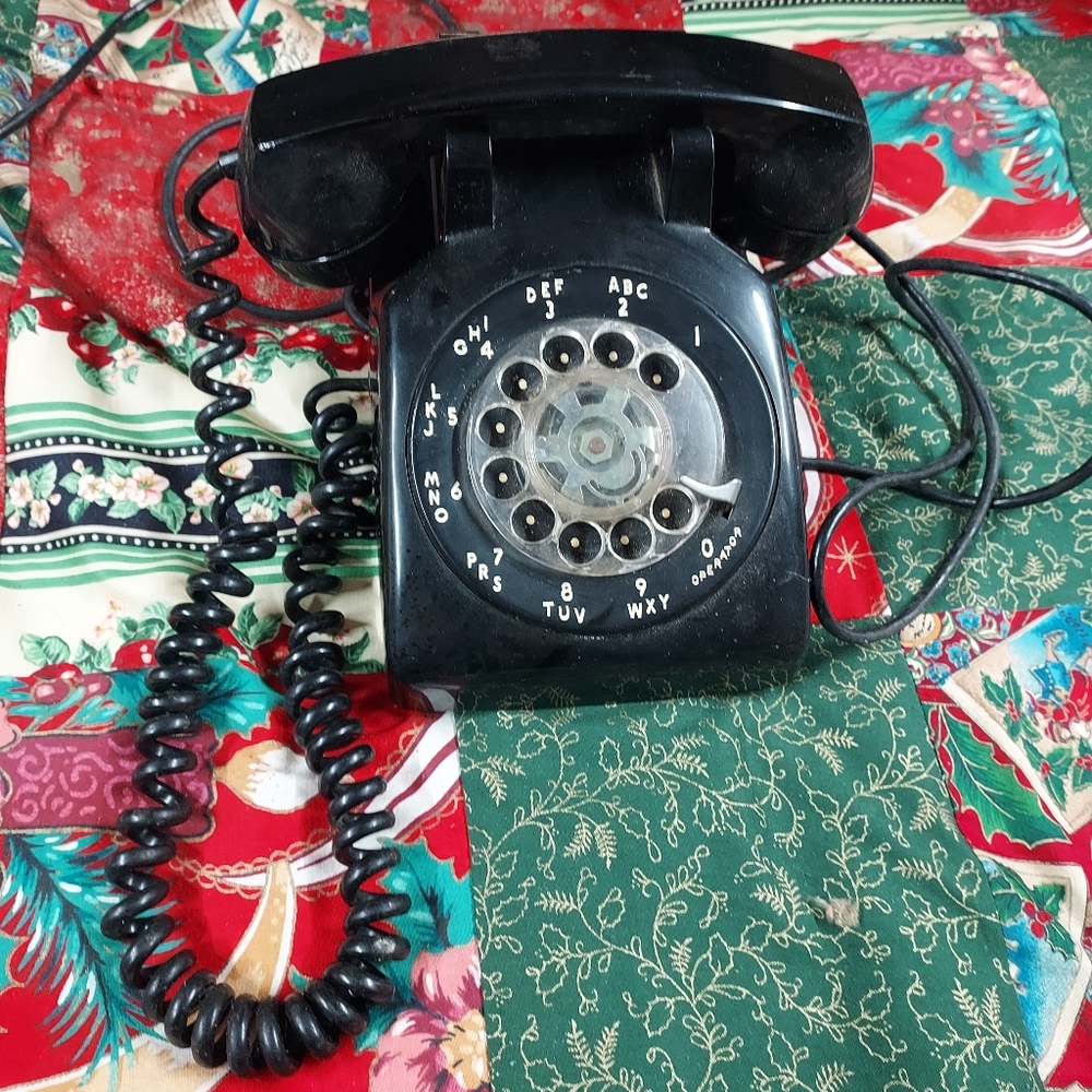 Vintage black dial tone phone. Good condition.